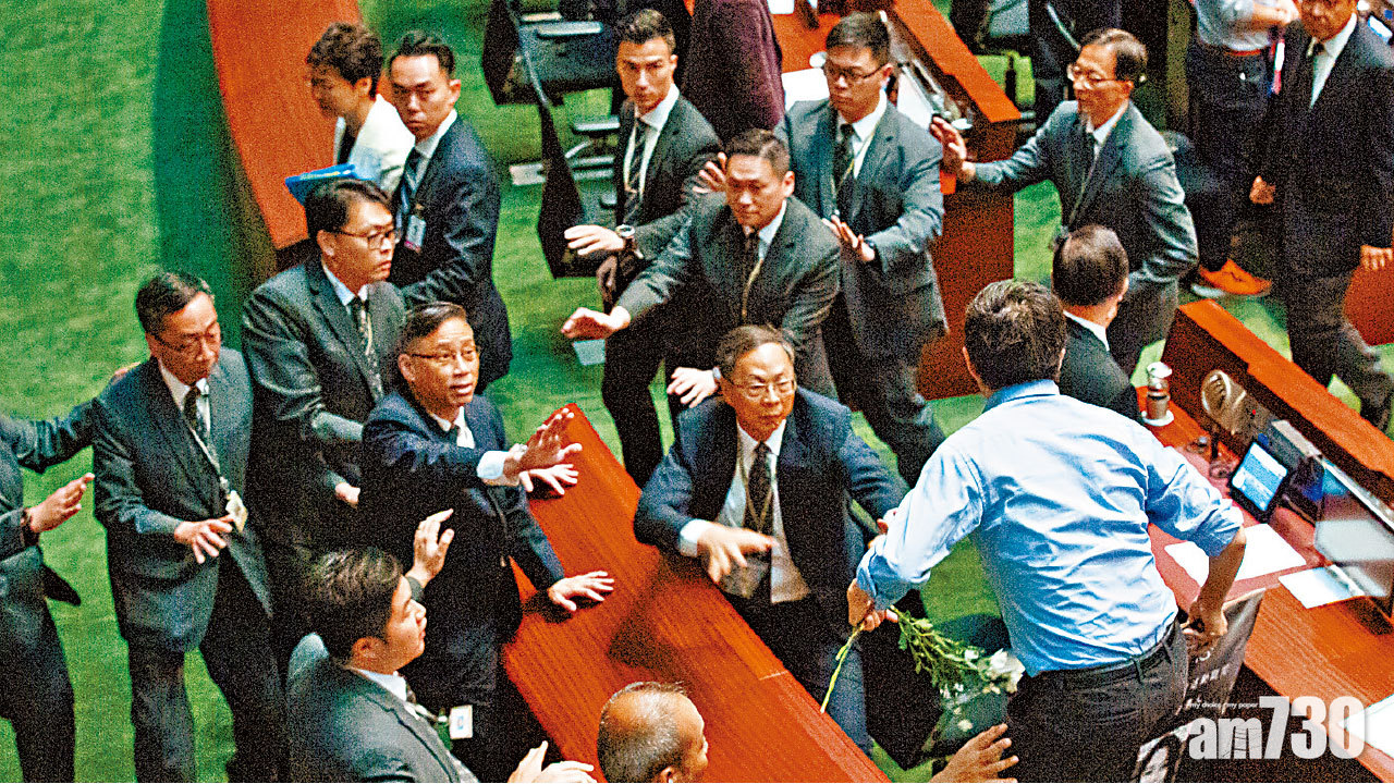 民主派13人被逐 林鄭答問會僅答3提問