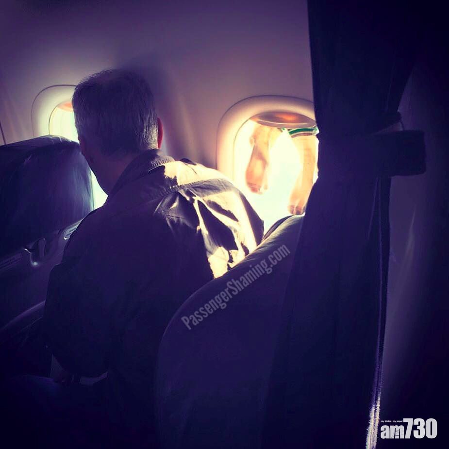 【噁心】男乘客飛機窗晾濕襪　網民：想像到那惡臭芝士味