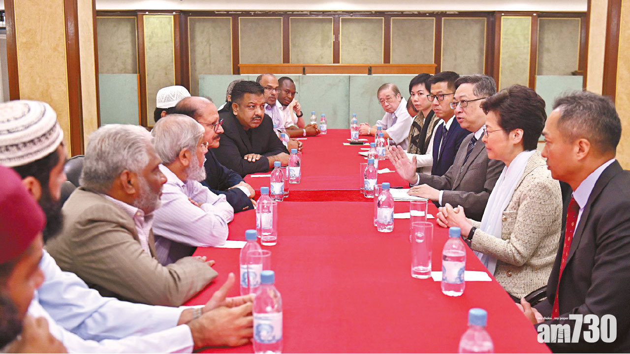 水炮車染藍清真寺 林鄭月娥親率盧偉聰致歉