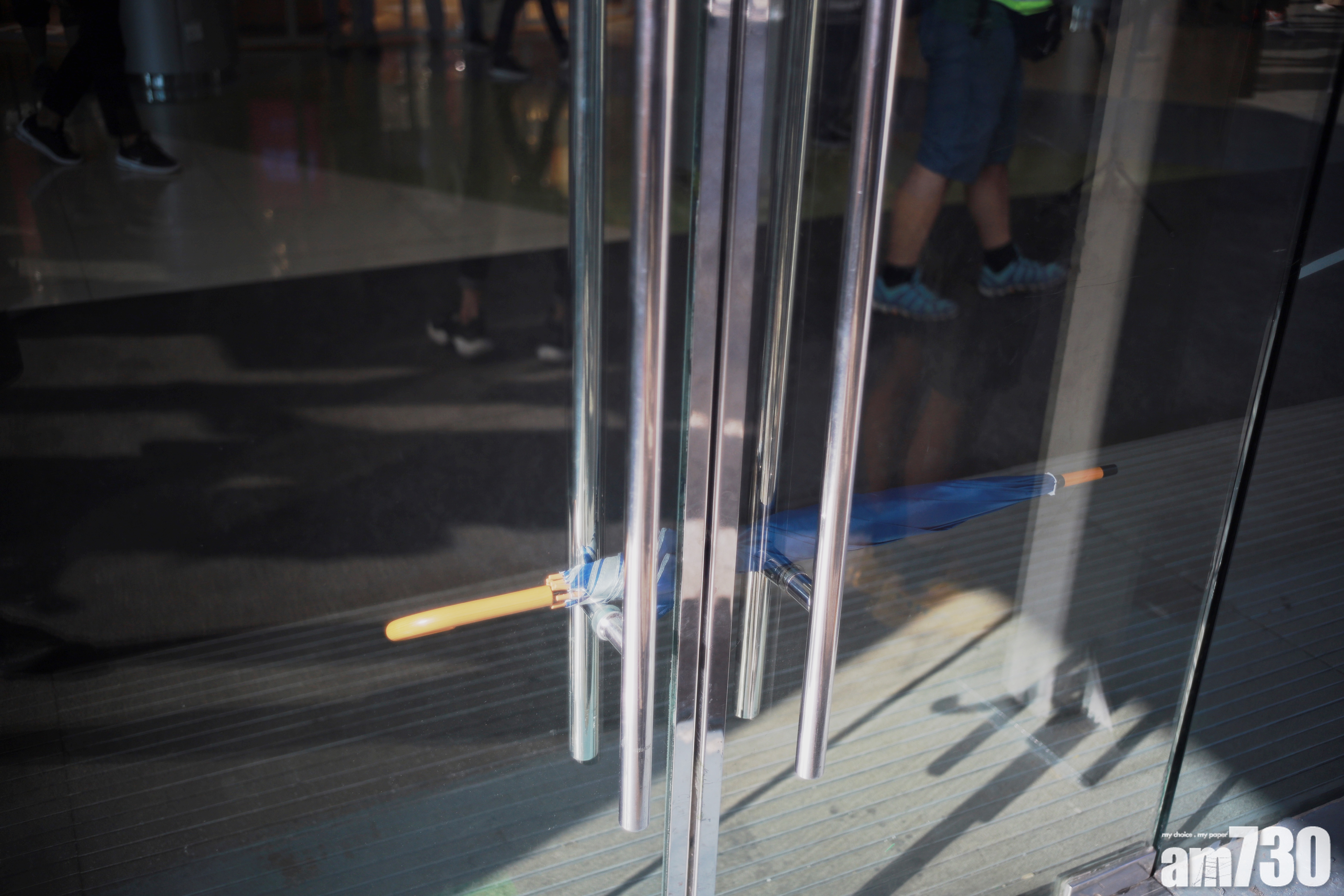 屯門時代廣場玻璃門被傘卡住 防暴警察出示藍旗