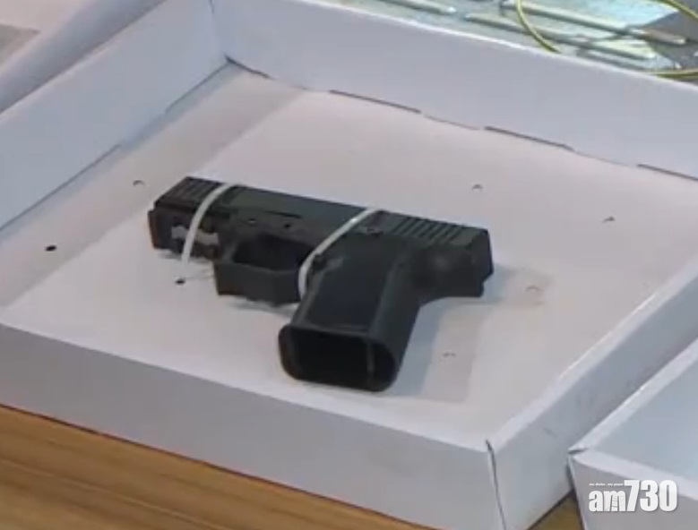  警方檢半自動手槍  料激進團伙下午遊行時用