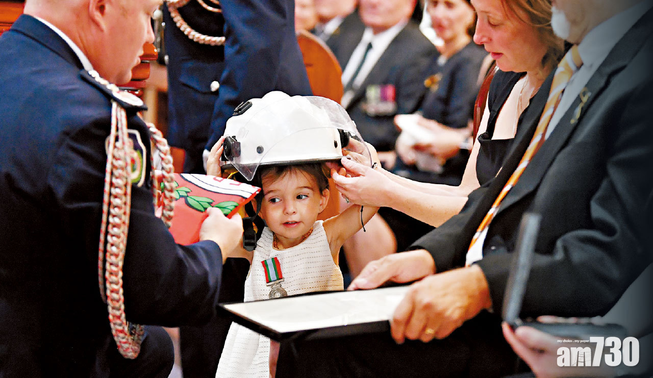 澳義務消防員出殯 歲半女兒道別亡父