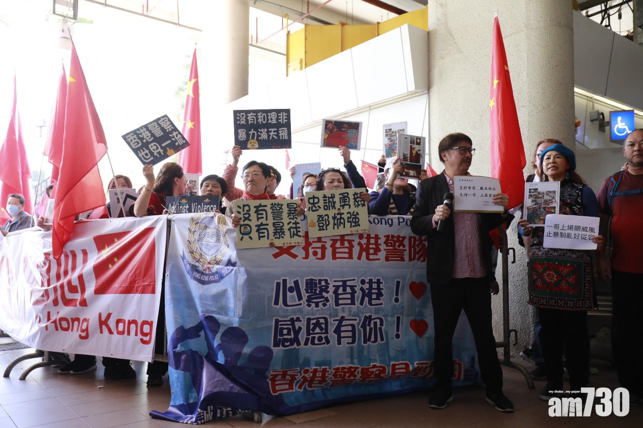 鄧炳強出席荃灣區會 支持及反對團體隔空對駡