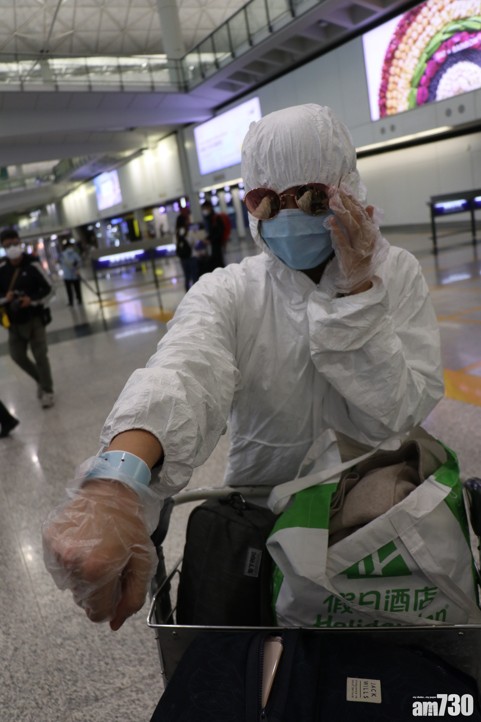 【監察手帶】資科辦已發送短訊予所有今日中午前經機場入境人士