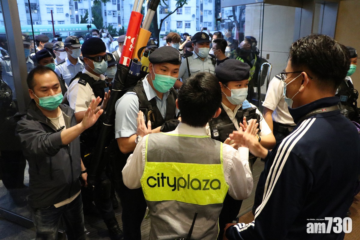 警以限聚令驅太古城內市民 軍裝警沒佩戴階級徽章