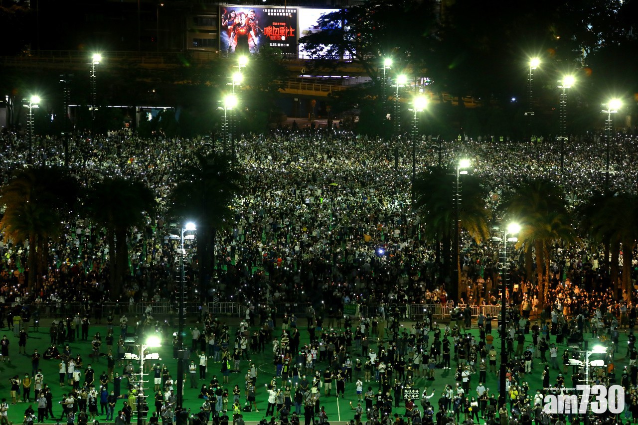 【悼六四】支聯會帶領市民入維園　市民遍地開花燃燭光