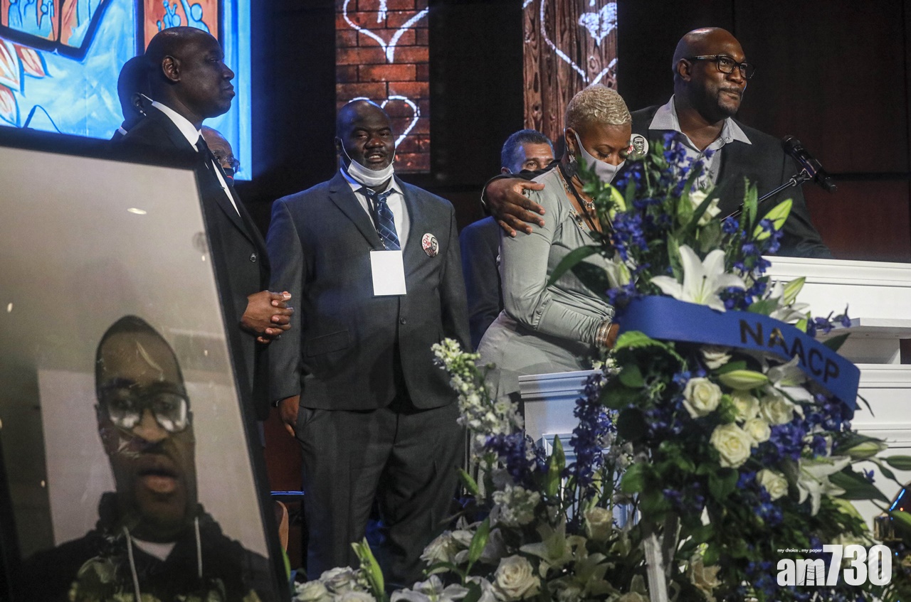 弗洛伊德首場追悼會  與會者默哀8分46秒