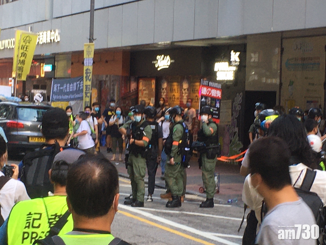 防暴警旺角射胡椒彈驅趕 市民投擲雜物