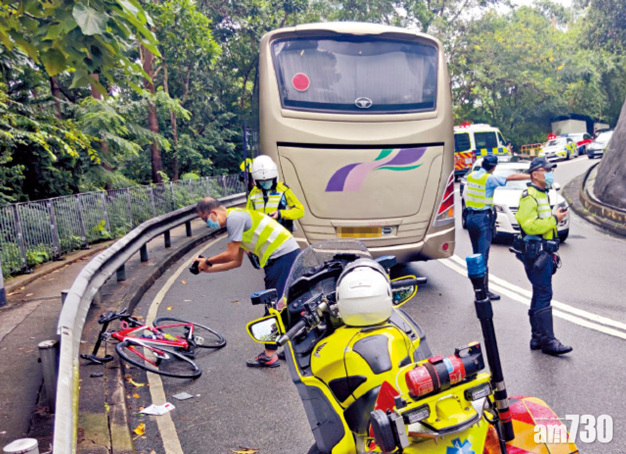 單車男撞旅遊巴疑再遭輾過斃命