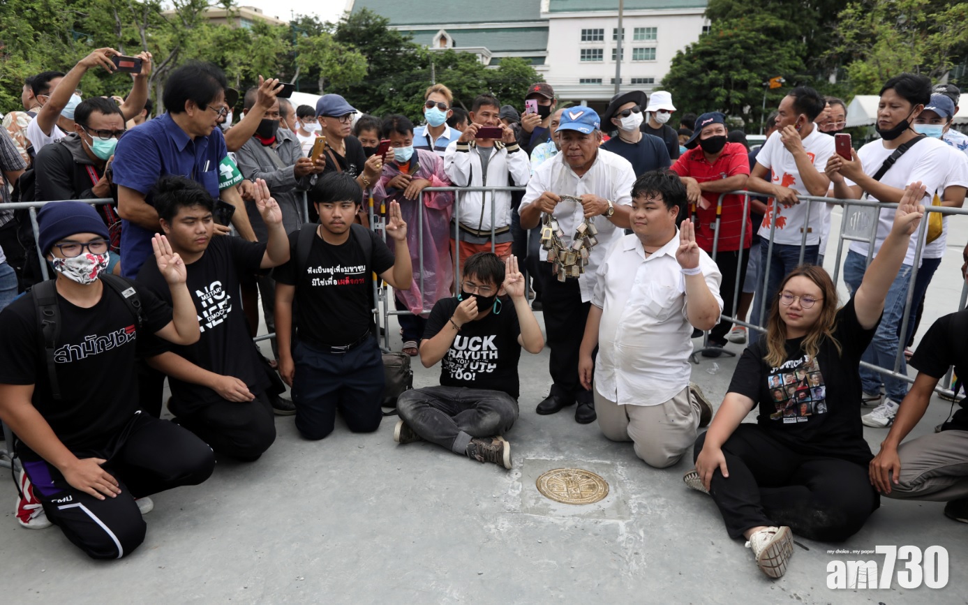 【泰國示威】示威者大皇宮外鑲「國家屬於人民」牌匾被移除  警或控告學生領袖