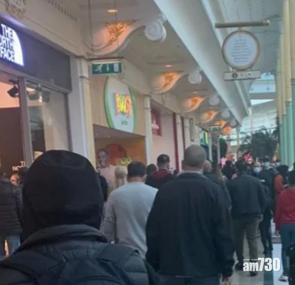 【新冠肺炎】驚再封城 英民眾排長龍搶購聖誕禮物