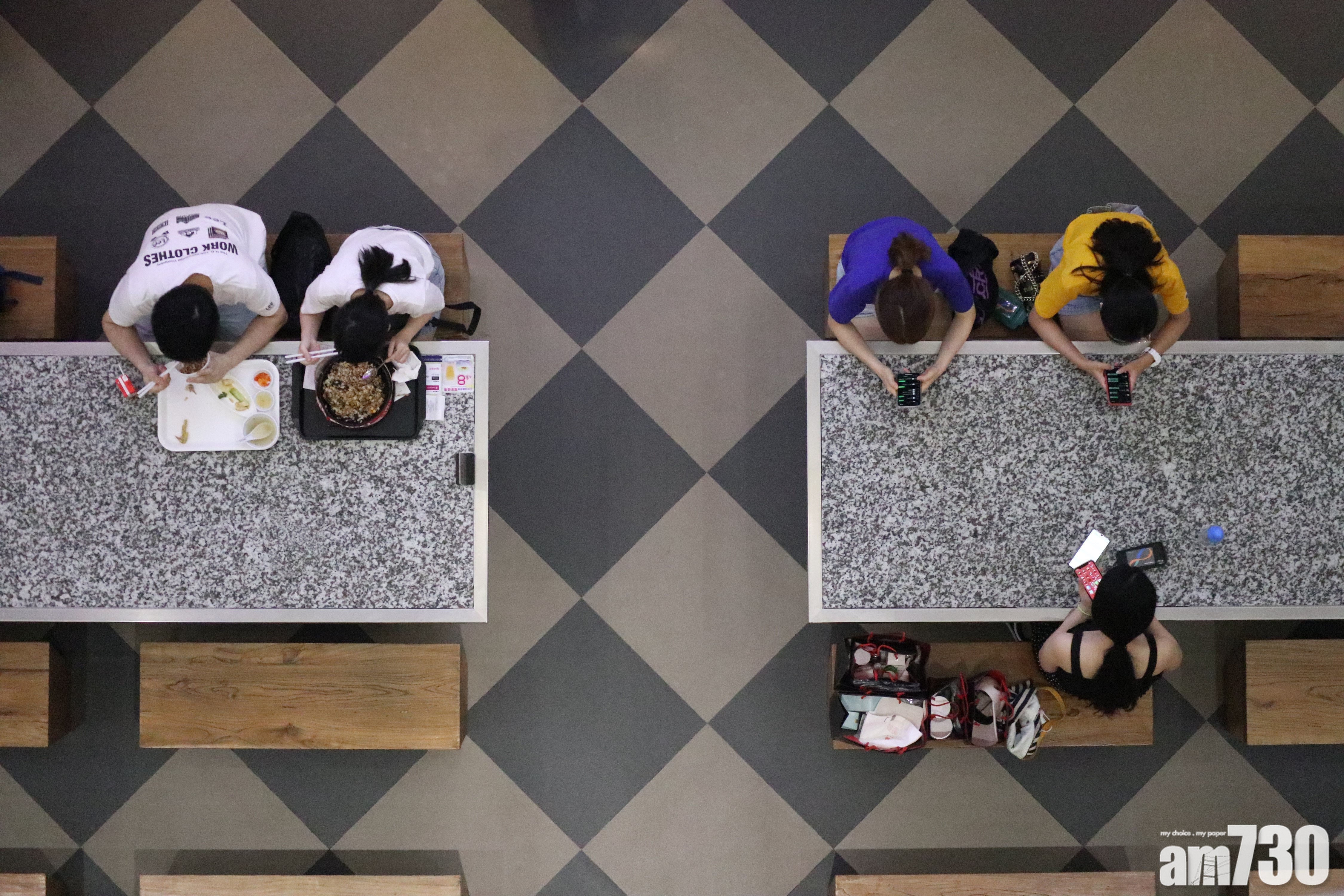 【網上熱話】食堂禁母吃女兒學生餐　網民不忿：叫阿哥食埋佢