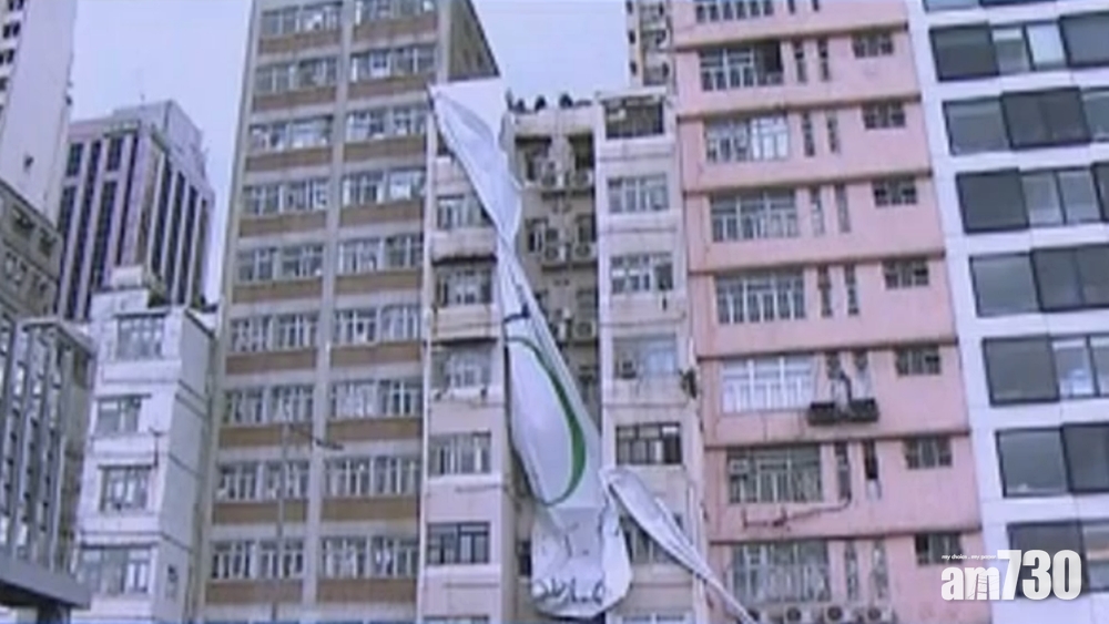 【浪卡襲港】西營盤大廈巨型海報不敵強風　消防員拆除
