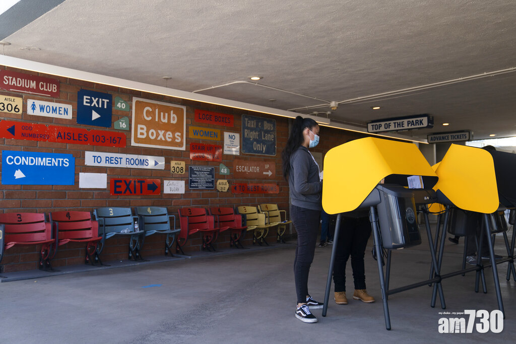 【美國大選】洛杉磯冠軍隊主場館變身票站 選民打卡又覺有趣