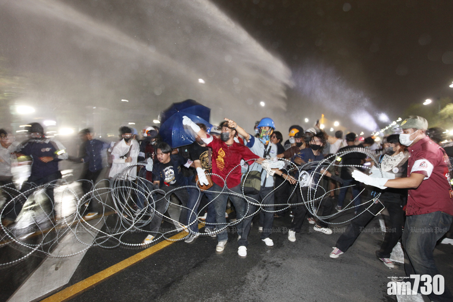 【泰國示威】警方以水炮驅散示威者 有人抬上擔架 (多圖)