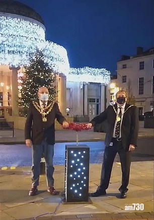 【搞笑】聖誕亮燈儀式  鎮長未按鈕燈已亮 (有片)