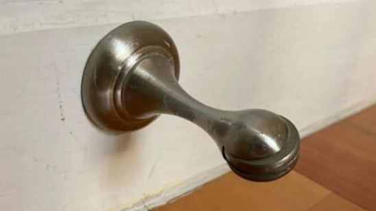 【網上熱話】發文請教如何拆除門頂　網民接龍：一腳唔得就兩腳