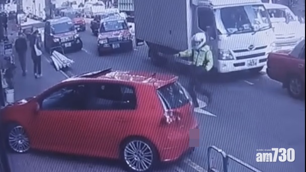 【有片】私家車觀塘逆線欲走捷徑　遇抄牌交通警「斷正」