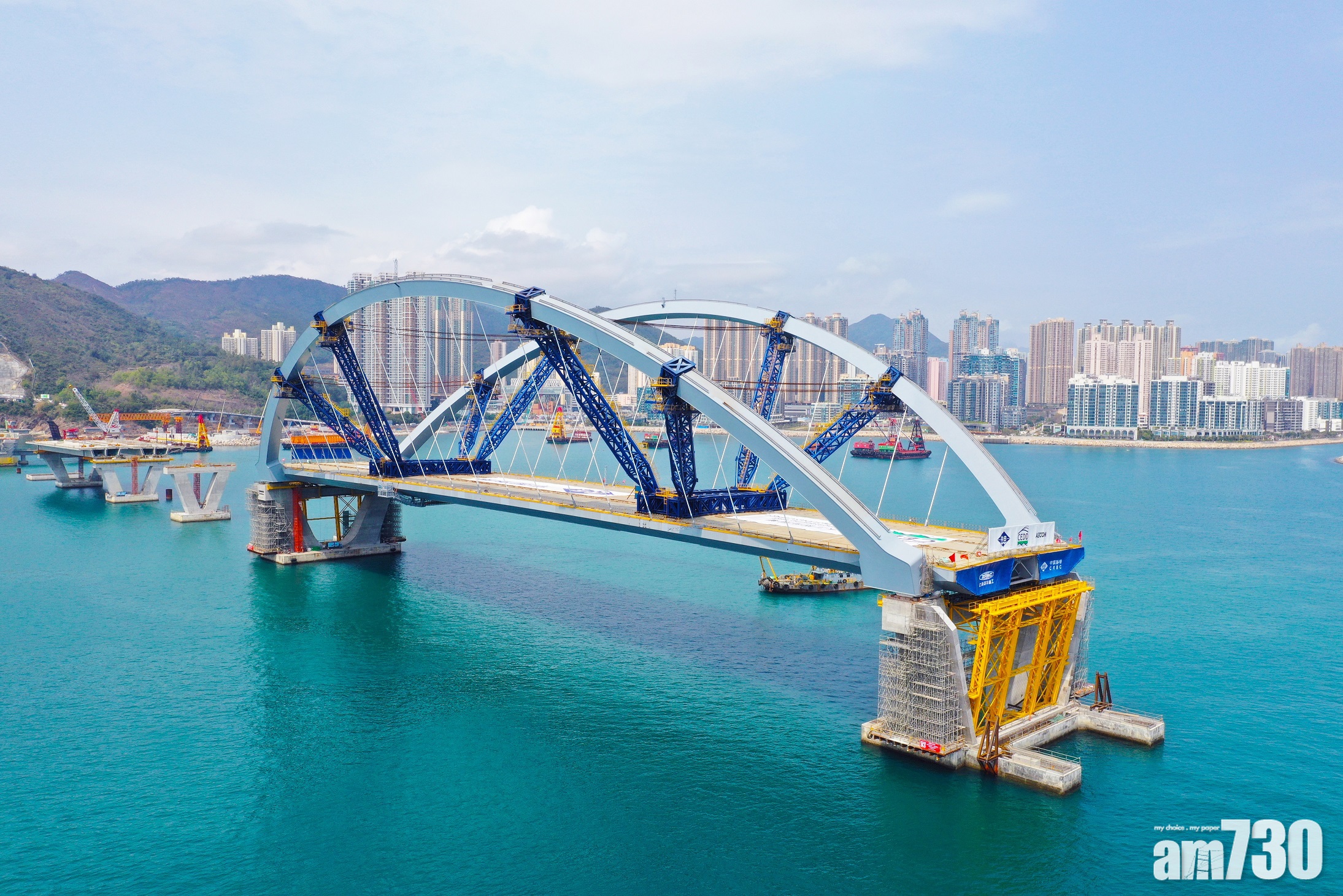 將軍澳跨灣連接路｜港首用浮托法建橋　重逾萬噸雙拱鋼橋完成安裝　　