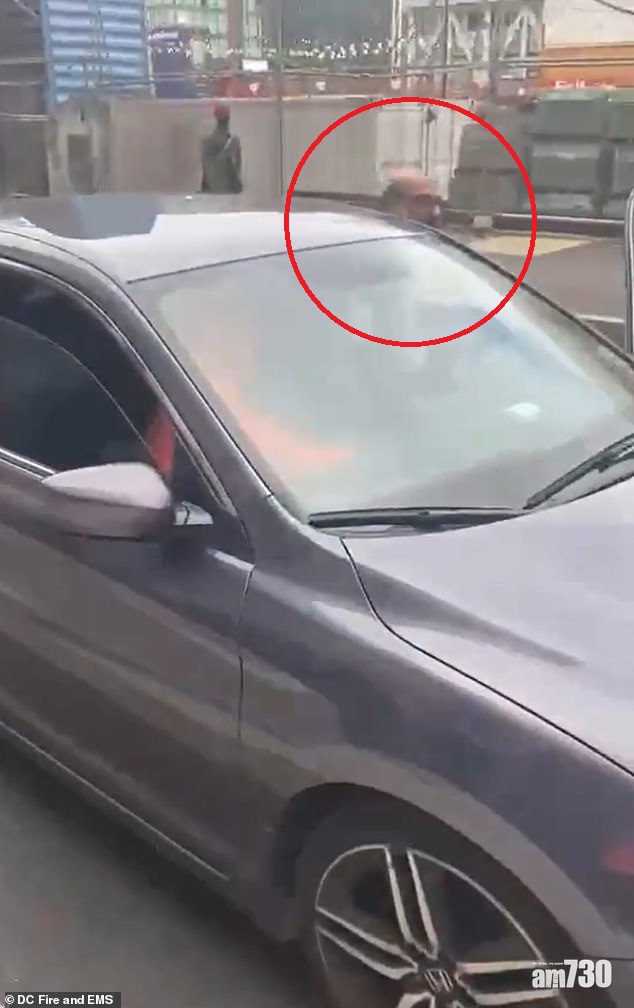 被控謀殺｜華盛頓兩少女用電槍搶車   UberEats司機飛墮路邊亡 (有片)