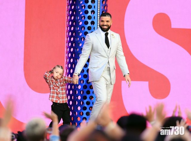 Drake帶子上台領近十年最佳藝人獎