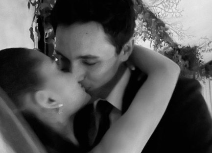 Ariana Grande網上晒婚照