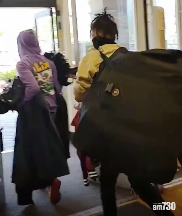 公然盜竊｜兩男高買滿手賊贓施施然離開商店  罰則等同「牛肉乾」助長歪風 (有片)