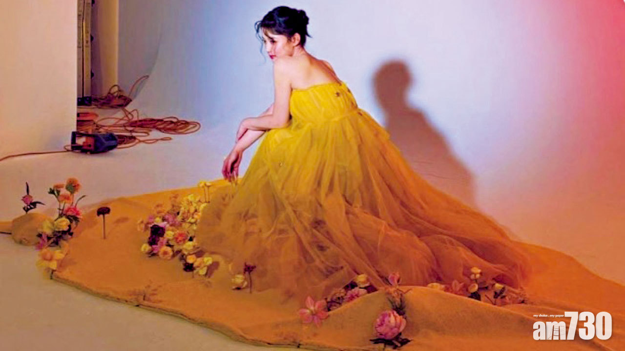 金裕貞deep V紗裙仙氣登封面