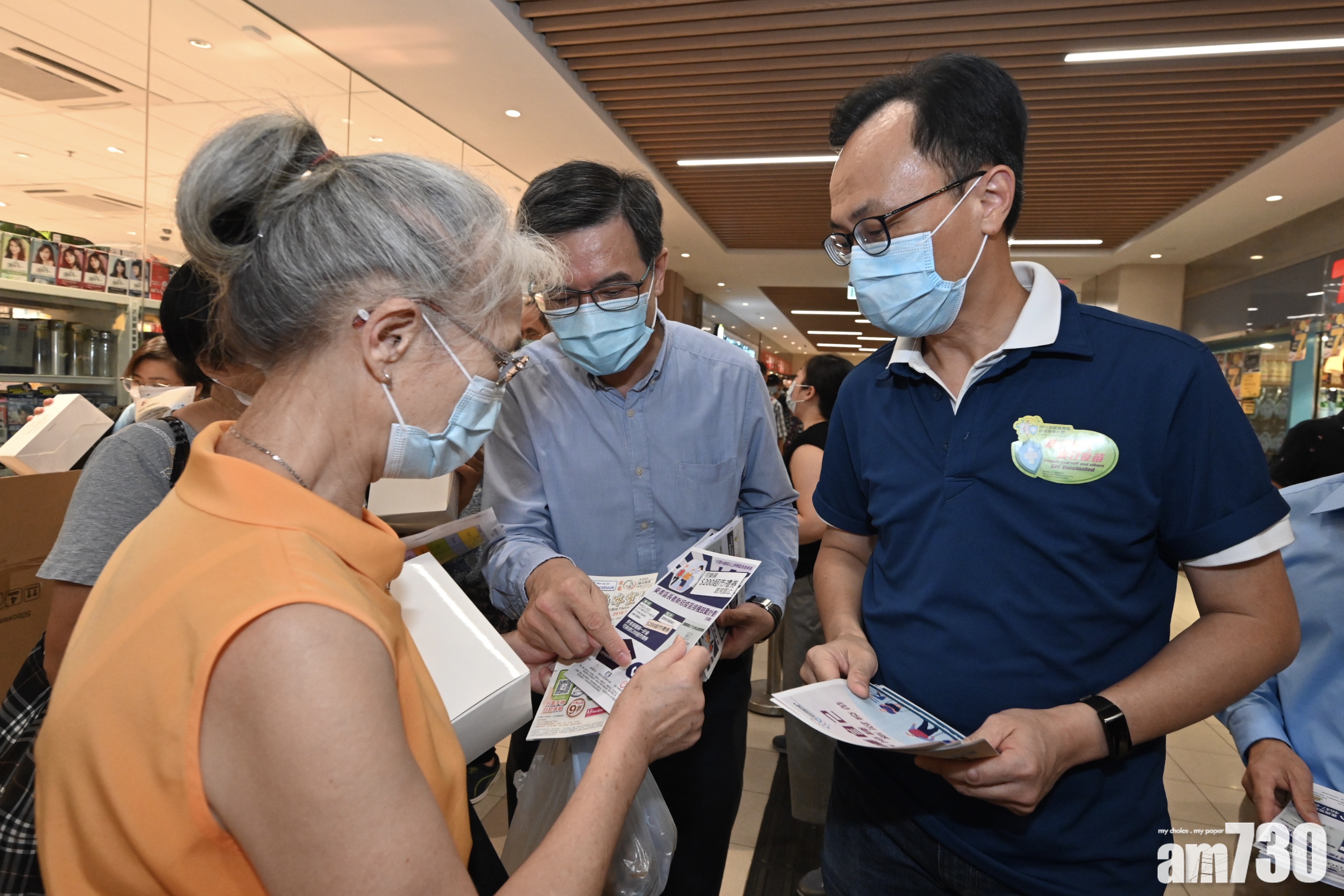 疫苗接種｜外展隊到石籬邨接種科興　長者坦言：為攞超市禮券打針