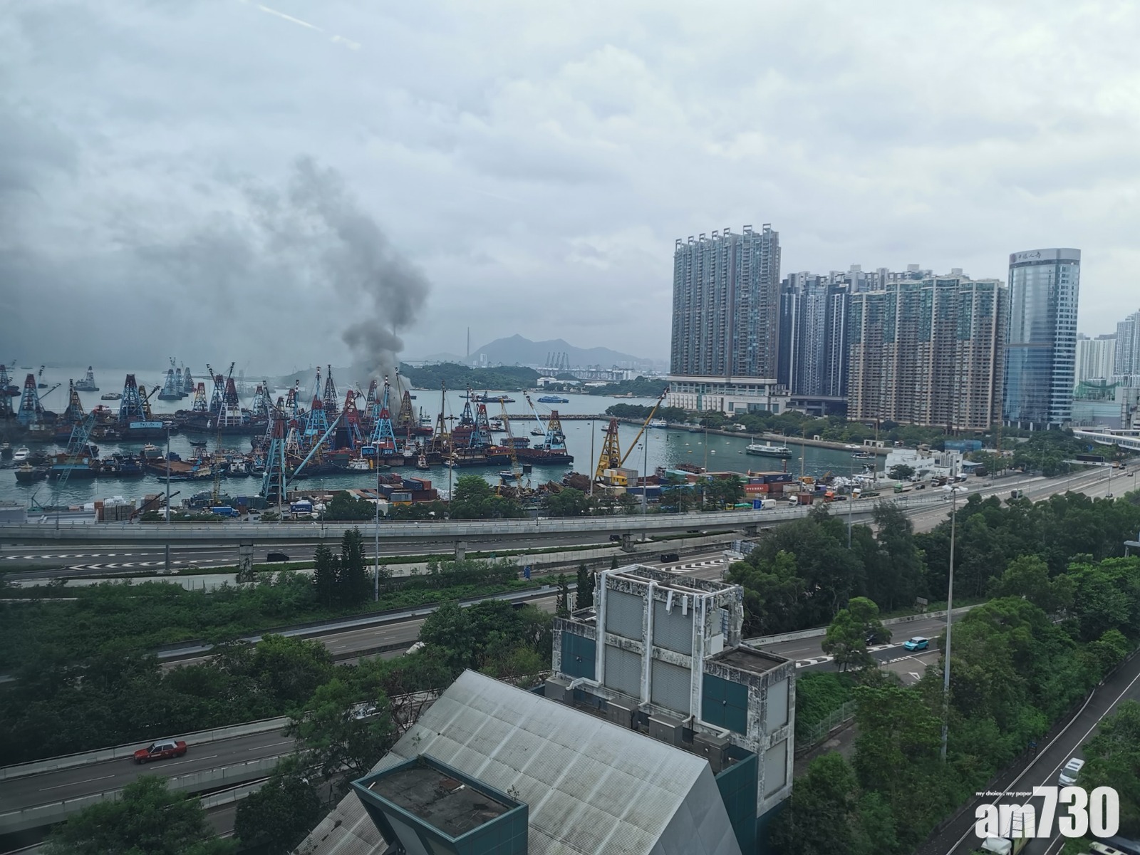 油麻地避風塘躉船起火　消防派員撲救
