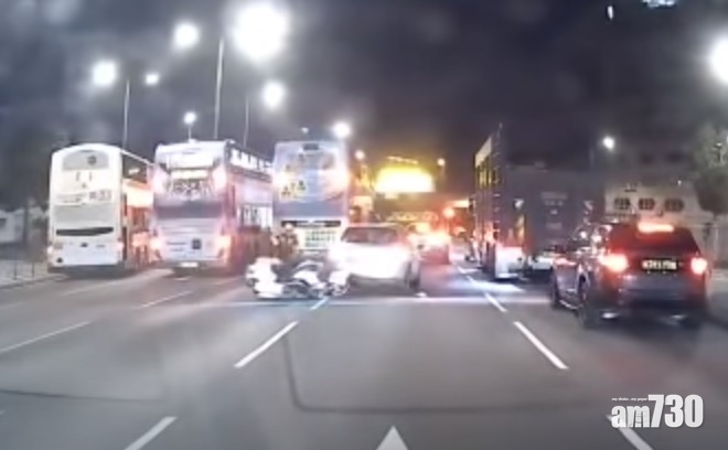 車CAM直擊｜私家車避警截查 高速倒車撞跌鐵馬