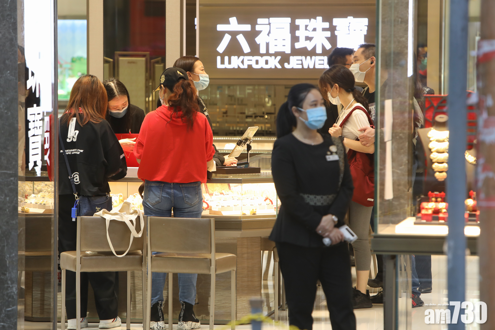 據報中港將於今年12月初開始通關　本地消費股個別發展