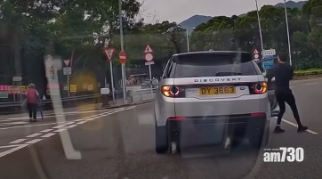 車CAM直擊｜老婦林錦交匯處蹣跚過路　熱心司機慢駛「護航」兼扶過馬路