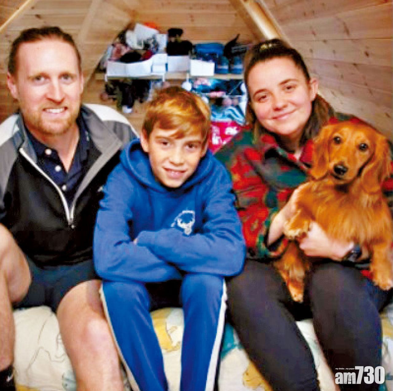 睡房無法企直 英一家三口入住雙層汽車屋