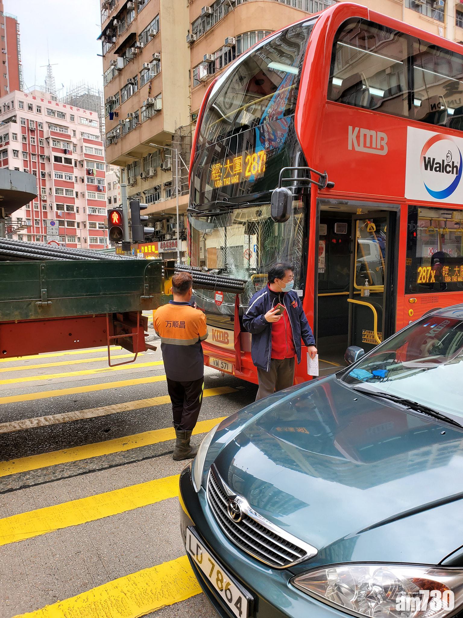 疑收掣不及撞重型貨車尾  鋼筋直插九巴擋風玻璃