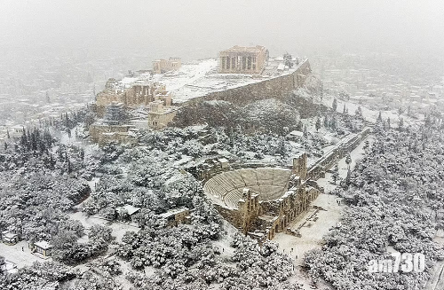 希臘降末日大雪遭冰封 全國「放假」司機被困24小時 (多圖）
