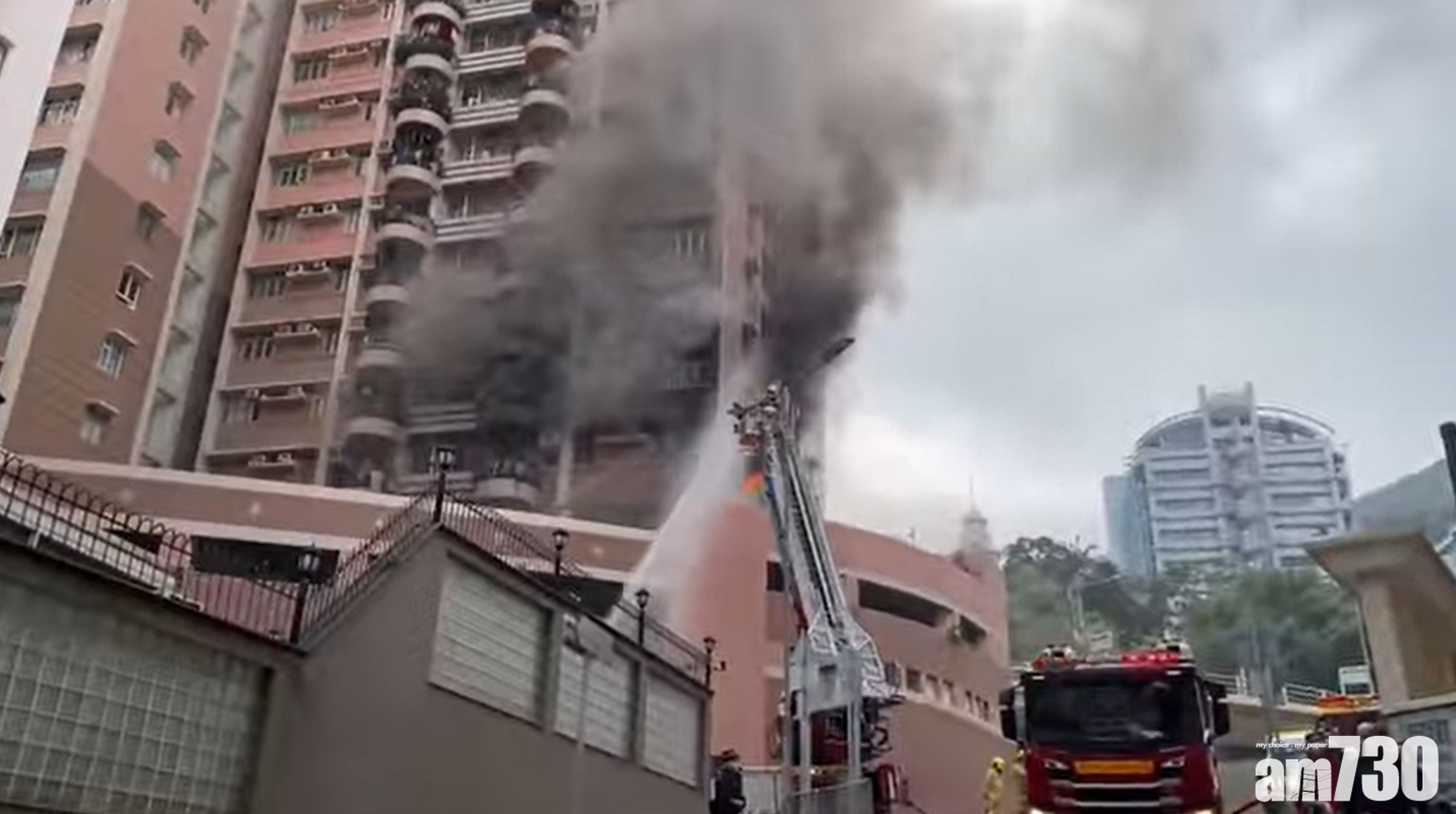 薄扶林道單位起火　火舌濃煙破窗而出