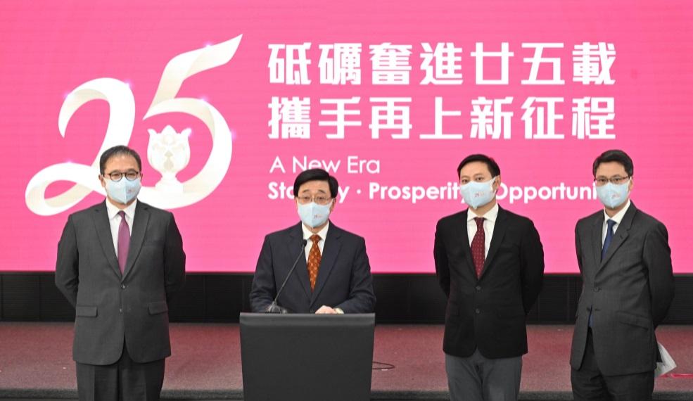 政務司長李家超(左二)去年尾出席慶祝香港特別行政區成立二十五周年啟動禮後,聯同民政事務局局長徐英偉(右二)等會見傳媒。