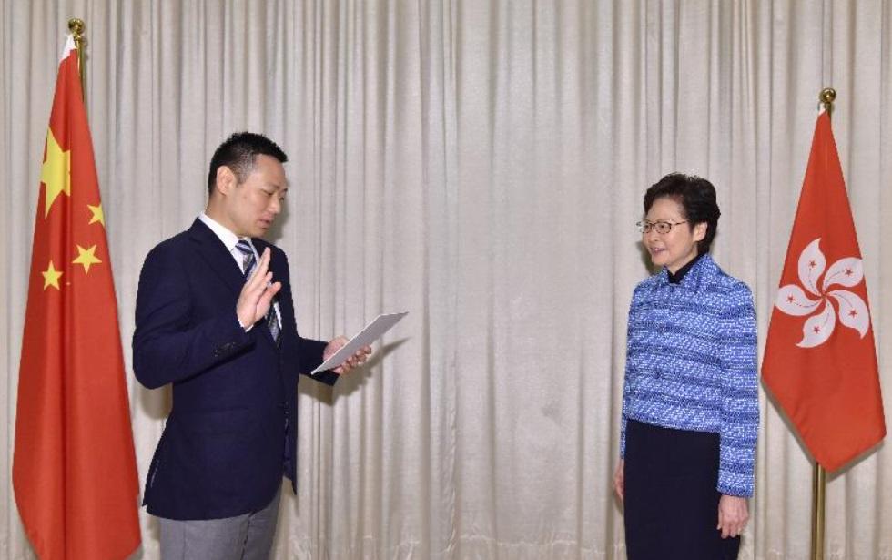 新任民政事務局局長徐英偉2020年在行政長官林鄭月娥(右)監誓下宣誓就職。
