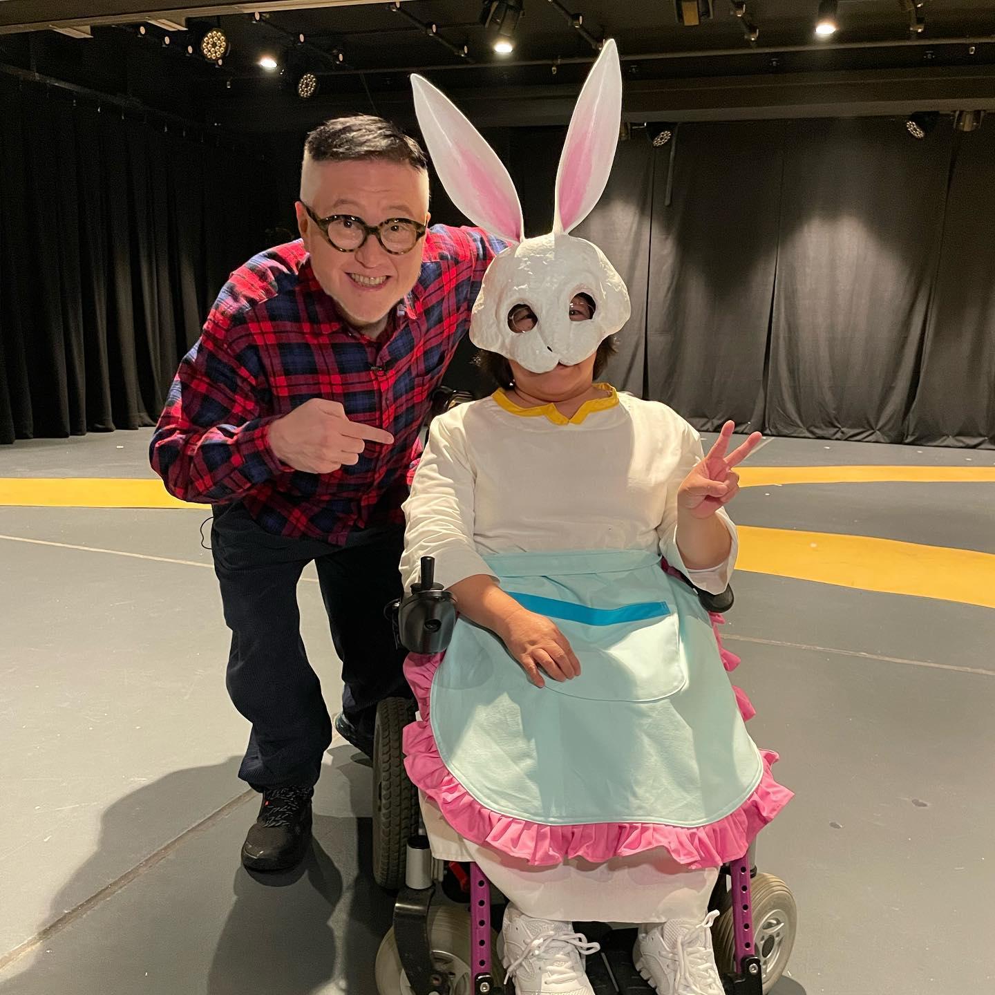 谷德昭為Kitty的劇團打氣。