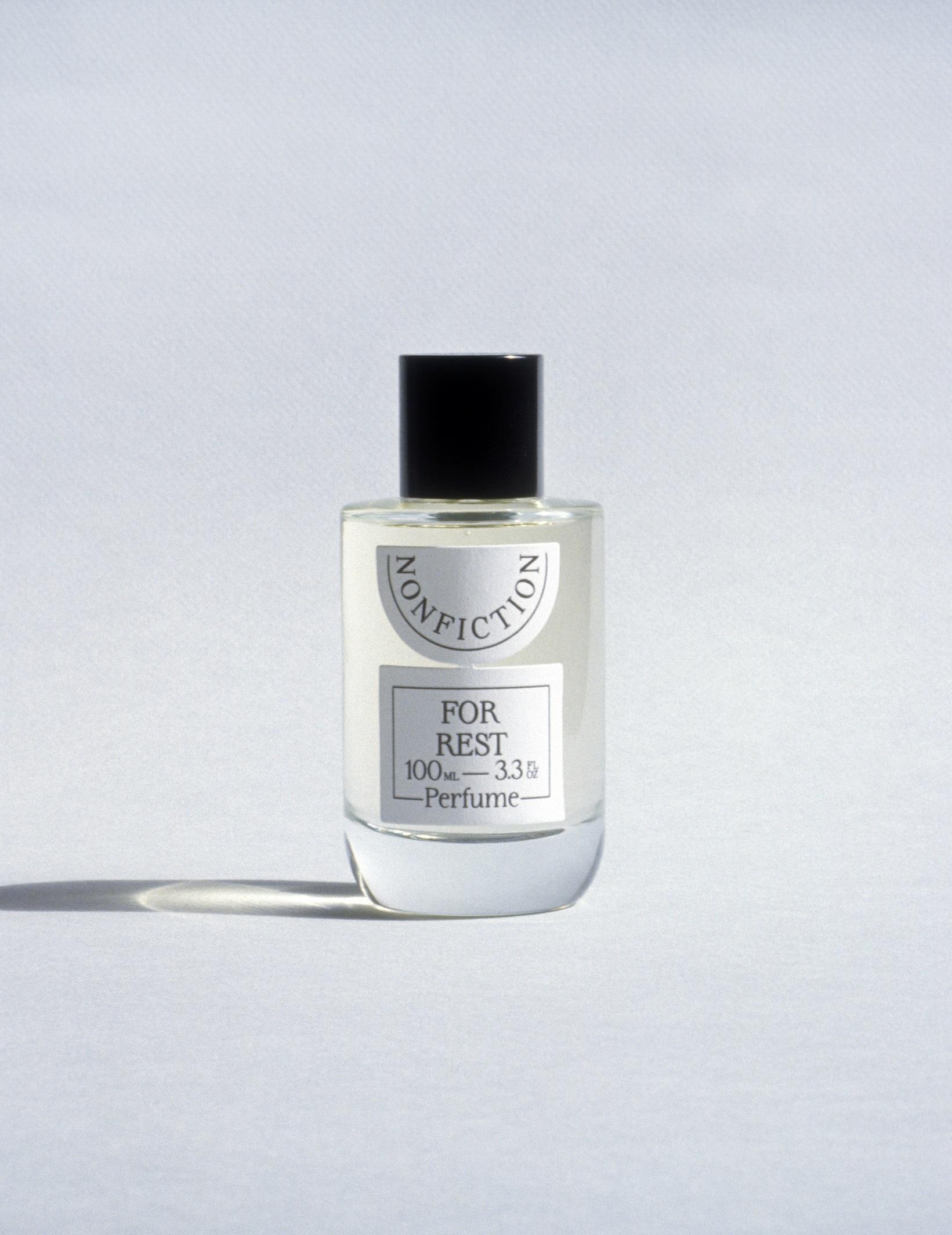 Nonfiction For Rest 香水:調香師創意演繹「森林」與「休息」的概念,以清晨時份森林的氣味、晨霧於肌膚上的濕潤感覺與神秘的木調麝香為靈感,新鮮柚子茶的香氣穿透木質香調,與礦物、扁柏木和焚香的香氣完美交融,展現中性氣質。( $1,050/100ml、490/30ml )