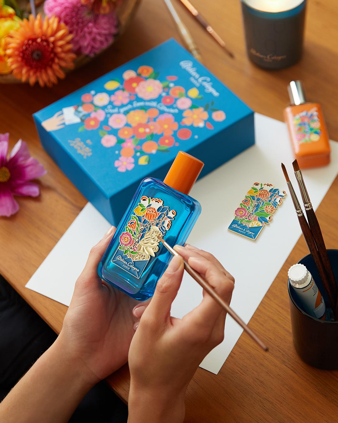 Atelier Cologne Orange Sanguine 情人節限定版 赤霞橘光精醇古龍:經典香水換上水藍色香水瓶,設計靈感源自香水的清新柑橘、甜美花卉及和煦陽光,瓶身上花團錦簇,每塊標牌上的搪瓷均由工匠人手填滿,並為掐絲之間的空隙悉心填上色彩,細緻度可見一斑。($1,350/100ml)