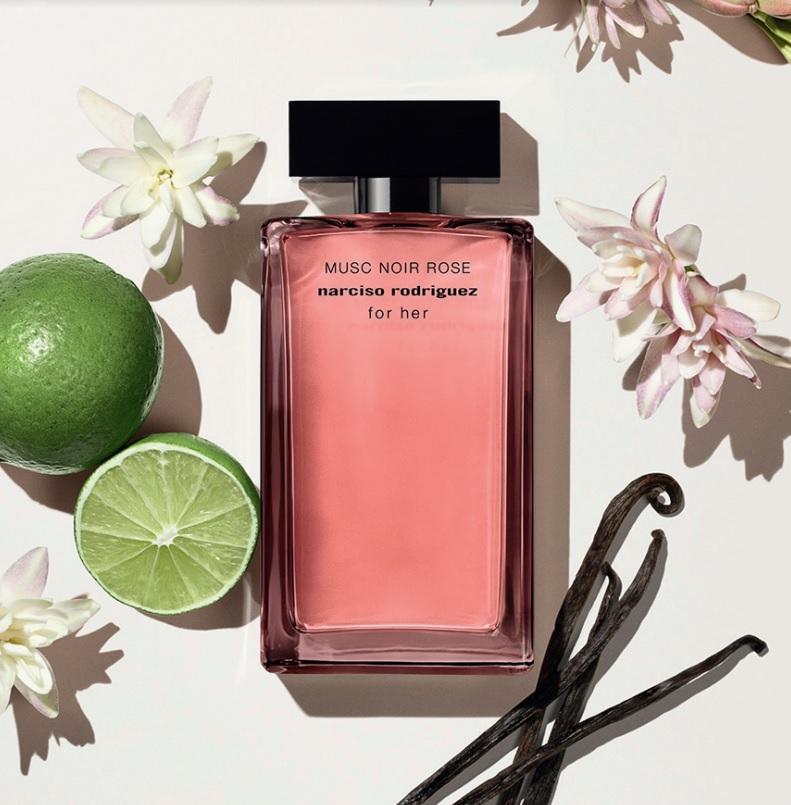 narciso rodriguez for her MUSC NOIR ROSE 淡香精:MUSC NOIR ROSE中的經典麝香主調,帶著濃濃的是奶油香,與東方香草相互平衡,締造更性感誘人的氣息;另加入佛手柑以作提亮,亦在其香調上添加了粉紅胡椒,成就更親密、更誘惑的迷人氣息。($510/30ml、$790/50ml、$1,050/100ml)