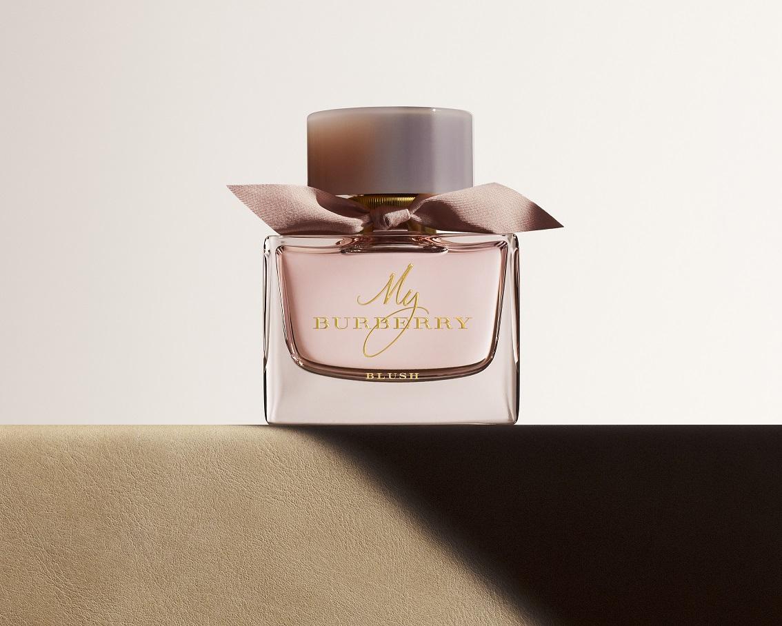 BURBERRY MY BURBERRY BLUSH香氛:香氛靈感來自於曙光初露的倫敦花園靜謐氛圍,綻放明亮花果香:石榴與清新檸檬的動人前調,隨後以脆甜蘋果香氣突顯雅緻玫瑰花香,最後由茉莉和紫藤香徐徐收尾,留下柔美餘香。粉紅色調的香氛瓶,瓶頸繫上粉紅色的Gabardine手工繫結,充滿英倫時尚感。($650/30ml、$890/50ml、$1,250/90ml)