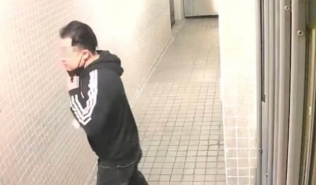 影片中,被告除下口罩,向多個住宅吐口水。(資料圖片)