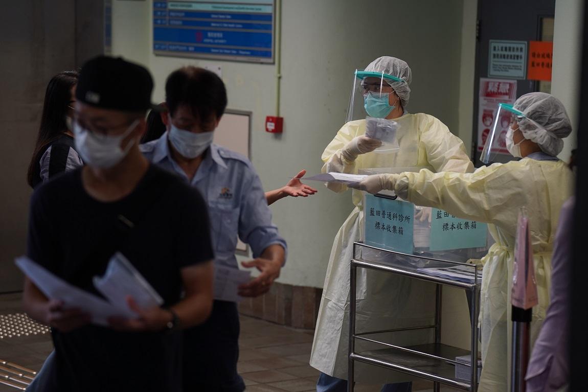 部分普通科門診診所會派發樣本收集瓶。(資料圖片/陳奕釗攝)