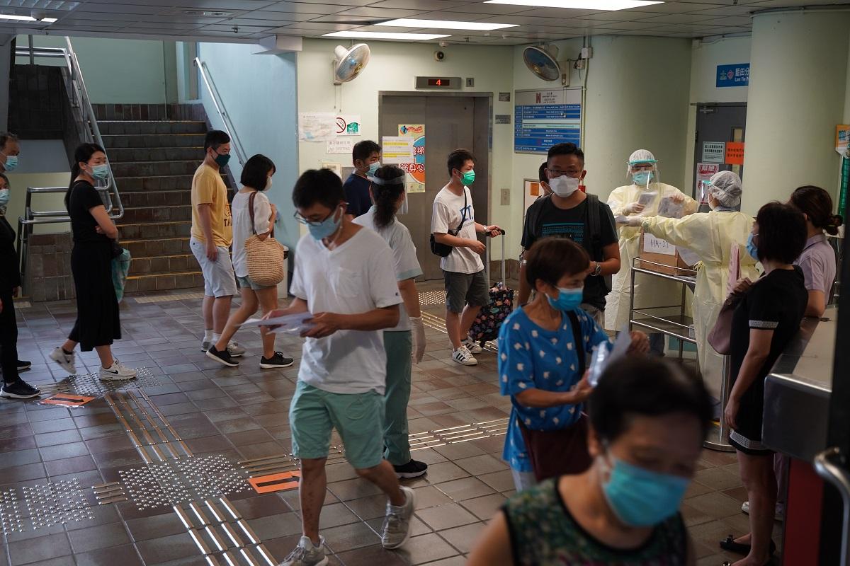 部分普通科門診診所會派發樣本收集瓶。(資料圖片/陳奕釗攝)