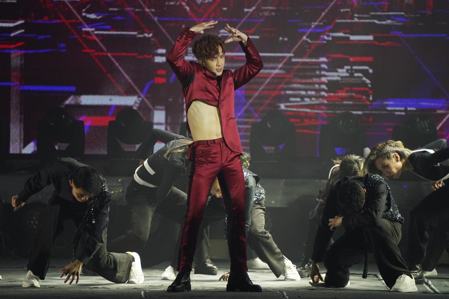 屬豬藝人有Anson Lo