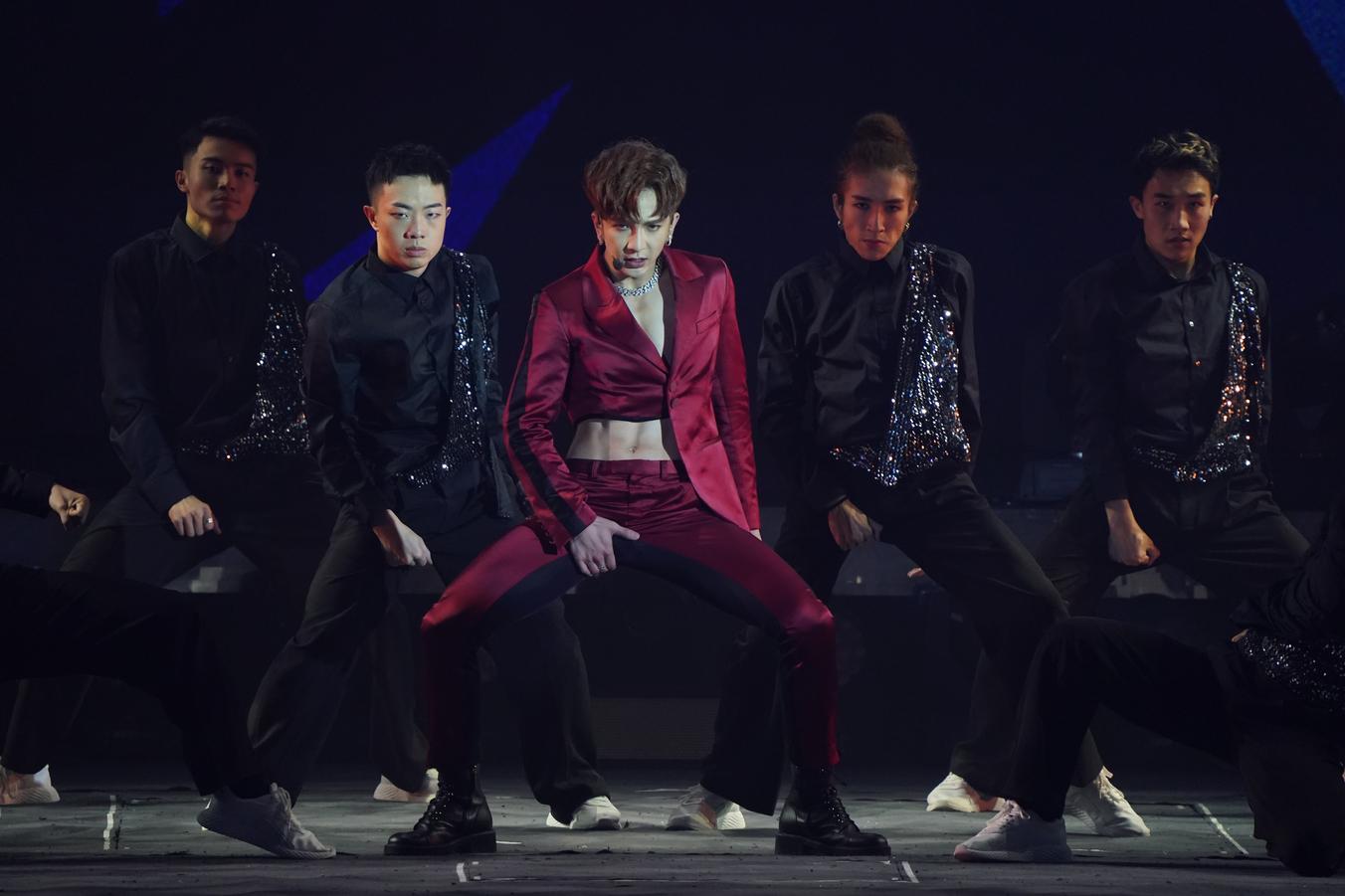 屬豬藝人有Anson Lo