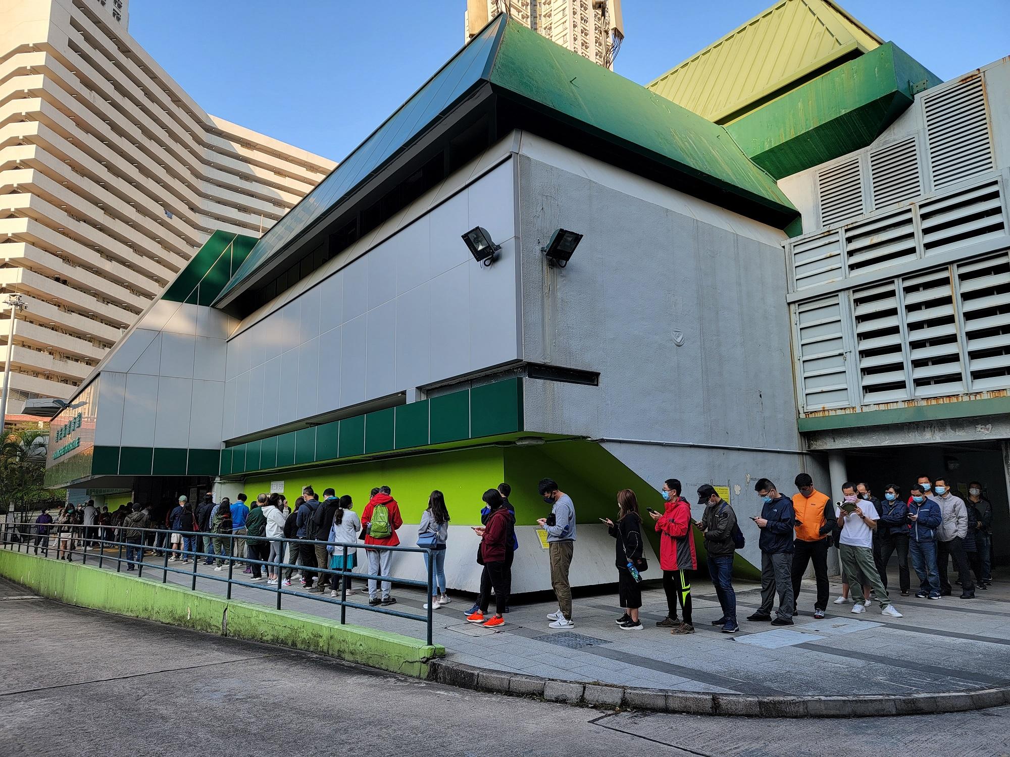 巿民排隊接種新冠疫苗。(資料圖片/陳奕釗攝)